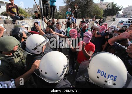 Des manifestants palestiniens affrontent les forces de sécurité palestiniennes après les avoir empêchées d’atteindre un poste de contrôle israélien dans la ville de Bethléem en Cisjordanie le 17 octobre 2014. Au moins deux jeunes ont été blessés au cours de l'affrontement, ont rapporté des médecins locaux. MIDEAST-BETHLEHEM-AFFRONTEMENTS LuayxSababa PUBLICATIONxNOTxINxCHN les manifestants PALESTINIENS affrontent les forces de sécurité PALESTINIENNES après LES avoir empêchés d'atteindre le poste de contrôle israélien dans la ville de Bethléem en CISJORDANIE LE 17 2014 octobre AU moins deux jeunes ont été blessés lors du Clash local Medics ont rapporté des affrontements de Mideast Bethlehem LuayxSababa PUBL Banque D'Images