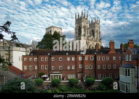 Cette image d'horizon de York au Royaume-Uni montre York Minster derrière un quartier résidentiel. La photographie a été prise depuis le mur de York. Banque D'Images