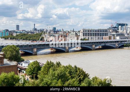 Une vue de la gare de Blackfriars et du pont sur la Tamise, Londres, Royaume-Uni Banque D'Images