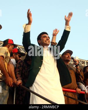 Bilawal Bhutto Zardari (C), président du Parti du peuple pakistanais (PPP), fait signe aux partisans alors qu’il arrive pour un rassemblement public dans la ville portuaire de Karachi, dans le sud du Pakistan, le 18 octobre 2014. Des dizaines de milliers de partisans du PPP se sont rassemblés à Karachi pour manifester leur soutien à Bilawal Bhutto Zardari, le fils du Premier ministre Benazir Bhutto tué, à l occasion du lancement officiel de sa carrière politique. )(bxq) PAKISTAN-KARACHI-PPP-BHUTTO-RALLYE Arshad PUBLICATIONxNOTxINxCHN Bilawal Bhutto Zardari C Président du Parti du peuple pakistanais PPP fait signe aux partisans alors qu'il arrive pour un rassemblement public dans le Sud Banque D'Images