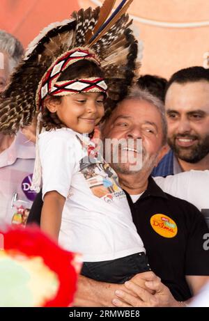 L’ancien président brésilien Luiz Inacio Lula da Silva (C) participe à un rassemblement de soutien à la présidente brésilienne et candidate à la présidence du Parti des travailleurs, Dilma Rousseff, à Belo Horizonte, Brésil, le 18 octobre. 2014. l ' élection présidentielle brésilienne sera fixée au second tour le 26 octobre, entre Dilma Rousseff et Aecio Neves du Parti social-démocrate brésilien. Gustavo Theza/Brazil photo Press/AGENCIA ESTADO) (da) (fnc) BRAZIL OUT BRAZIL-BELO HORIZONTE-POLITICS-ELECTIONS e AE PUBLICATIONxNOTxINxCHN ancien président brésilien Luiz Inacio Lula là Silva C prend Pa Banque D'Images