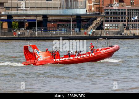 Un bateau à grande vitesse Thames Rocket sur la Tamise à Blackfriars, Londres, Royaume-Uni Banque D'Images