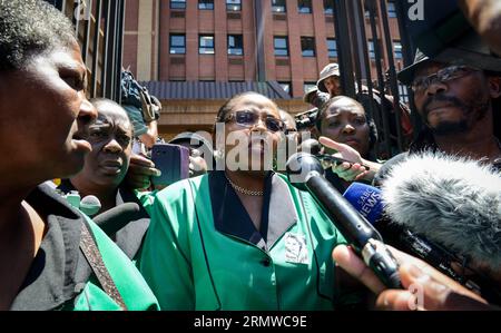 (141021) -- PRETORIA, le 21 octobre 2014 -- Jackie Mofokeng (C), porte-parole de la Ligue des femmes du Congrès national africain (ANC), exprime ses déceptions lors d'une entrevue devant la haute Cour du North Gauteng à Pretoria, en Afrique du Sud, le 21 octobre 2014. Le juge de la haute Cour sud-africaine de Gauteng, Thokozile Masipa, a condamné mardi l'athlète olympique et paraolympique sud-africain Oscar Pistorius à 5 ans de prison pour avoir tué sa petite amie Reeva Steenkamp à son domicile de Pretoria le 14 février 2013. )(wll) (SP)SOUTH AFRICA-PRETORIA-OSCAR-TRIAL-SENTENCE ZhaixJianlan PUBLICATIONxNOTxINxCHN Pretoria O Banque D'Images