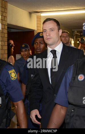 (141021) -- PRETORIA, le 21 octobre 2014 -- Oscar Pistorius arrive à la haute Cour de North Gauteng à Pretoria, en Afrique du Sud, le 21 octobre 2014. Le juge de la haute Cour sud-africaine de Gauteng, Thokozile Masipa, a condamné mardi l'athlète olympique et paraolympique sud-africain Oscar Pistorius à 5 ans de prison pour avoir tué sa petite amie Reeva Steenkamp à son domicile de Pretoria le 14 février 2013. )(wll) (FOCUS) (SP)SOUTH AFRICA-PRETORIA-OSCAR-TRIAL-SENTENCE ZhaixJianlan PUBLICATIONxNOTxINxCHN Pretoria OCT 21 2014 Oscar Pistorius arrive À la haute Cour de North Gauteng à Pretoria Afrique du Sud LE 21 2014 OCT Banque D'Images