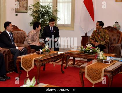 (141021) -- JAKARTA, le 21 octobre 2014 -- le président indonésien Joko Widodo (1e R) rencontre l'envoyé présidentiel chinois Yan Junqi (2e L) et l'ambassadeur chinois en Indonésie Xie Feng (1e L) au Palais présidentiel de Jakarta, Indonésie, le 21 octobre 2014. Yan Junqi, vice-présidente du Comité permanent du Congrès populaire national, la plus haute législature de la Chine, a transmis les salutations du Président Xi Jinping à Widodo et a échangé des vues avec les dirigeants indonésiens sur le développement de liens bilatéraux, a déclaré Hua Chunying, porte-parole du ministère chinois des Affaires étrangères. INDONÉSIE-JAKARTA-CHINE-RÉUNION HEXCHANGSHAN PUBLICAT Banque D'Images