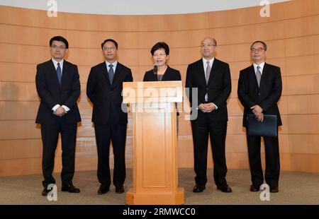 (141021) -- HONG KONG, 21 octobre 2014 -- Carrie Lam Cheng Yuet-ngor (C), secrétaire en chef pour l'administration de la région administrative spéciale de Hong Kong (RASHK) (C), prend la parole lors d'une conférence de presse après les entretiens du gouvernement avec les dirigeants étudiants, à l'Académie de médecine de Hong Kong, dans le sud de la Chine, Hong Kong, le 21 octobre 2014. Mardi, le gouvernement de Hong Kong a tenu les premières discussions officielles avec les dirigeants étudiants parlant pour les manifestants de sit-in pour trouver un moyen pacifique de mettre fin au mouvement Occupy Central qui a commencé le 28 septembre. ) (WYL) CHINA-HONG KONG-GOV T-PROTESTING STUDENTS-TALK (CN) QINXQING PU Banque D'Images