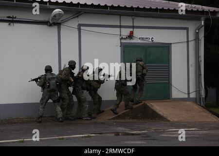 (141021) -- LEST, Oct. 21, -- des soldats des unités spéciales slovaques participent à une formation militaire multinationale à Lest, Slovaquie, le 21 octobre 2014. Une brigade armée multinationale du Commandement des forces interarmées basée à Brunssum s’entraîne actuellement au combat au centre de formation des forces armées slovaques à Lest. Les armées du groupe Visegrad 4 et des États-Unis effectueront de multiples missions tout au long de la session d’entraînement, a déclaré le ministre slovaque de la Défense Martin Glvac lors d’une conférence de presse mardi. SLOVAQUIE-LEST-MILITARY-TRAINING ErikxAdamson PUBLICATIONxNOTxINxCHN Lest OCT Banque D'Images
