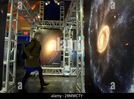 (141022) -- NEW YORK, 22 octobre 2014 -- un journaliste assiste à l'avant-première d'une nouvelle exposition nommée HUBBLE@25 , qui célèbre le 25e anniversaire du lancement du télescope spatial Hubble par la NASA, au Intrepid Sea, Air & Space Museum de New York, aux États-Unis, le 22 octobre 2014. Grâce aux images produites par Hubble, aux outils utilisés dans l'espace pour réparer le télescope et aux expériences interactives des invités, l'exposition sera ouverte au public jeudi et racontera l'histoire des 25 ans d'histoire de Hubble. US-NEW YORK-ASTRONOMY-HUBBLE-ANNIVERSARY-EXHIBITION WangxLei PUBLICATIONxNOTxINxCHN ne Banque D'Images