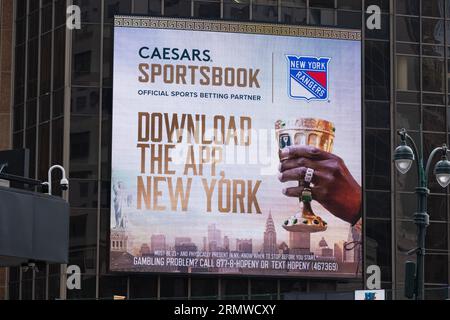 Une gigantesque publicité sur le côté de Madison Square Garden pour Caesars Sportsbook, un site de jeux sportifs en ligne. Les Paris en ligne sont désormais légaux à New York. Banque D'Images