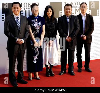 (141023) -- TOKYO, 23 octobre 2014 -- le réalisateur chinois Gao Feng (2e R) et l'actrice Li Meng (C) de Rivière jaune Aria-Lao Qiang posent pour des photos lors de la cérémonie du tapis rouge du 27e Festival international du film de Tokyo à Tokyo, Japon, le 23 octobre 2014. Le Festival international de Tokyo se déroulera du 23 au 31 octobre. )(bxq) JAPAN-TOKYO-FILM FESTIVAL Stringer PUBLICATIONxNOTxINxCHN Tokyo OCT 23 2014 le réalisateur chinois Gao Feng 2e r et l'actrice ont quitté Meng C du fleuve jaune Aria lao Qiang posent pour des photos À la cérémonie du tapis rouge du 27e Festival international du film de Tokyo à Tokyo Japon OCT 23 2014 Banque D'Images