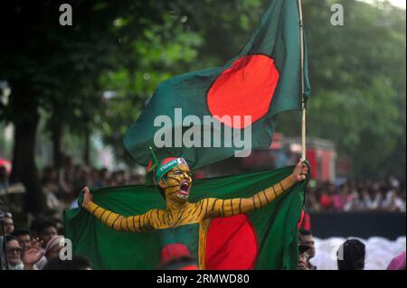 Tiger Shoyab Ali pendant les joueurs de cricket nationaux du Bangladesh reçoivent un accueil chaleureux par le BCB pour célébrer leur performance en coupe du monde au Manik Mia Banque D'Images