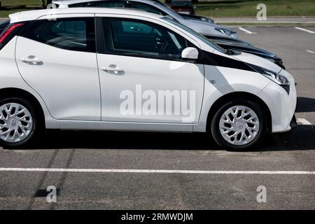 Minsk, Biélorussie, août 2023 - White Toyota Aygo dans la rue de la ville Banque D'Images