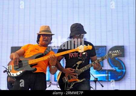 Shfin Ahmed, guitariste basse et chanteur du groupe Miles, Hamin Ahmed, guitariste principal et chanteur se produit pendant le tournoi national cricketers Get a wa du Bangladesh Banque D'Images