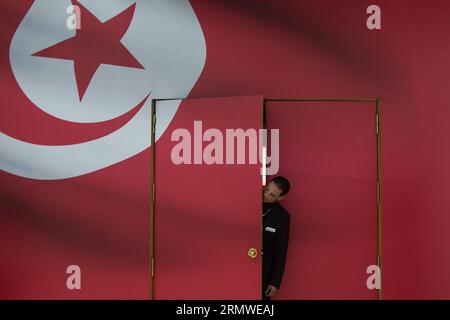 Un garde de sécurité regarde depuis l'entrée d'une salle de conférence dans le centre des médias pour les élections législatives tunisiennes de 2014 à Tunis, capitale de la Tunisie, le 25 octobre 2014. Les élections législatives tunisiennes auront lieu dimanche. ) TUNISIE-TUNIS-PARLIAMENTARY-ELECTIONS-PREPARATIONXNOTXINXCHN PanxChaoyue PUBLICATIONxNOTxINxCHN un garde de sécurité regarde depuis l'entrée d'une salle de conférence dans le Centre des médias pour les élections parlementaires tunisiennes 2014 à Tunis capitale de la Tunisie LE 25 2014 octobre les élections parlementaires tunisiennes seront héros dimanche Tunisie la préparation des élections parlementaires Banque D'Images