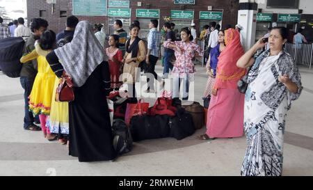 Des passagers attendent un train à la gare de Kamlapur lors d'une grève à Dhaka, au Bangladesh, le 26 octobre 2014. Une coalition de plusieurs partis islamistes au Bangladesh a appelé à une grève nationale de l'aube au crépuscule pour dimanche car leur demande d'arrêter un ministre limogé n'a pas été satisfaite. BANGLADESH-DHAKA-PROTEST-MUSLIM-MINISTER SharifulxIslam PUBLICATIONxNOTxINxCHN les passagers attendent un train À la gare de Kamlapur lors d'une grève à Dhaka Bangladesh LE 26 2014 octobre une coalition de plusieurs partis islamistes au Bangladesh a appelé une grève de l'aube au crépuscule pour dimanche comme leur demande à Arr Banque D'Images