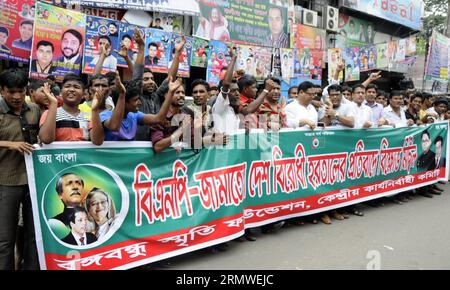 Des militants du parti au pouvoir organisent une manifestation lors d’une grève à Dhaka, au Bangladesh, le 26 octobre 2014. Une coalition de plusieurs partis islamistes au Bangladesh a appelé à une grève nationale de l'aube au crépuscule pour dimanche car leur demande d'arrêter un ministre limogé n'a pas été satisfaite. BANGLADESH-DHAKA-PROTEST-MUSLIM-MINISTER SharifulxIslam PUBLICATIONxNOTxINxCHN des militants du parti au pouvoir manifestent lors d'une grève à Dhaka Bangladesh LE 26 2014 octobre une coalition de plusieurs partis islamistes au Bangladesh a appelé à une grève de l'aube au crépuscule pour dimanche comme leur demande d'arrêter un min licencié Banque D'Images