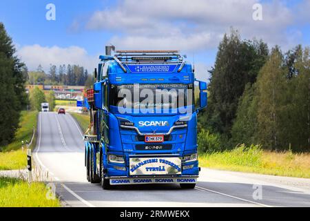 Camion Scania R580 bleu magnifiquement personnalisé de Haapaniemen Kuljetus Oy sur route. Pirkanmaa, Finlande. 10 août 2023. Banque D'Images