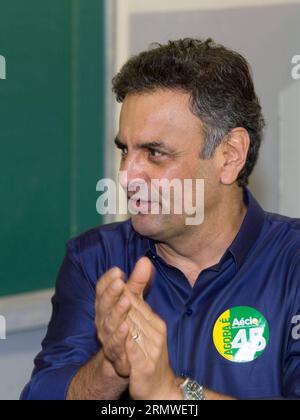 (141026) -- BELO HORIZONTE, 26 octobre 2014 -- le candidat brésilien à la présidence Aecio Neves pose après avoir voté à Belo Horizonte, Brésil, le 26 octobre 2014.) BRÉSIL-BELO HORIZONTE-ELECTIONS GÉNÉRALES XuxZijian PUBLICATIONxNOTxINxCHN Belo Horizons OCT 26 2014 le candidat brésilien à la présidence Aecio Neves pose après avoir VOTÉ à Belo Horizons Brésil OCT 26 2014 Brésil Belo Horizons ELECTIONS générales PUBLICATIONxNOTxINxCHN Banque D'Images