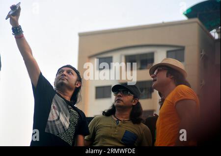 Les membres de la bande Miles prennent un selfie pendant les joueurs de cricket nationaux du Bangladesh reçoivent un accueil chaleureux par le BCB pour célébrer leur performance en coupe du monde Banque D'Images