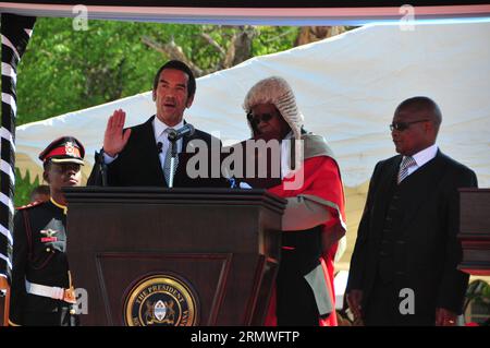 (141028) -- GABORONE, 28 octobre 2014 -- Seretse Khama Ian Khama (front L), président sortant du Botswana, prête serment pour commencer son nouveau mandat en tant que président le 28 octobre 2014. Les Batswana ont déposé leurs bulletins de vote vendredi pour choisir les 57 membres de l'Assemblée nationale et les 490 conseillers des gouvernements locaux. )(cy) BOTSWANA-GABORONE-PRESIDENT-ASSERMENTATION EN LuxTianran PUBLICATIONxNOTxINxCHN Gaborone OCT 28 2014 Botswana S Président sortant Khama Ian Khama Front l commence son nouveau mandat en tant que Président LE 28 2014 octobre des célébrités botswanas ont déposé leur bulletin de vote vendredi pour choisir le membre 57 Banque D'Images