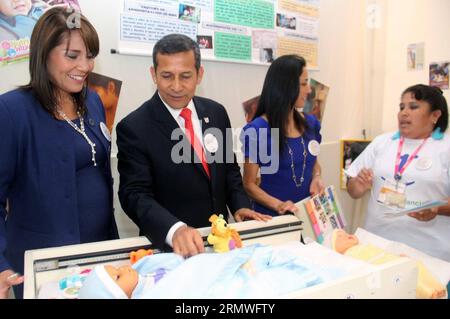 Le président péruvien Ollanta Humala (2e L) observe les jouets pour bébés lors de l'ouverture de la troisième semaine de l'inclusion sociale à Lima, Pérou, le 27 octobre 2014. PÉROU-LIMA-POLITICS-HUMALA ANDINA PUBLICATIONxNOTxINxCHN le président péruvien Ollanta Humala 2e l observe jouets pour bébés lors de l'ouverture de la troisième semaine sociale à Lima Pérou LE 27 2014 octobre Pérou Lima POLITICS Humala Andina PUBLICATIONxNOTxINxCHN Banque D'Images