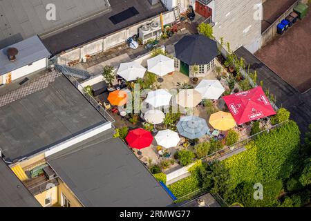 Vue aérienne, terrasse sur le toit café Leye dans la cour arrière avec parasols et pavillon, Witten, région de la Ruhr, Rhénanie du Nord-Westphalie, Allemagne, restauration extérieure, Bee Banque D'Images