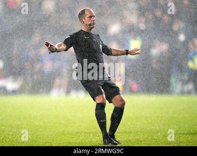 L’arbitre Jeremy Simpson fait des gestes lors du match de deuxième tour de la Carabao Cup à Kenilworth Road, Luton. Date de la photo : mardi 29 août 2023. Banque D'Images