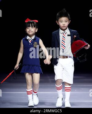 (141029) -- BEIJING, 29 octobre 2014 -- des mannequins présentent des créations conçues par Dong Wenmei lors de la China Fashion week à Beijing, capitale de la Chine, le 29 octobre 2014.) (lfj) CHINA-BEIJING-FASHION WEEK (CN) ChenxJianli PUBLICATIONxNOTxINxCHN Beijing OCT 29 2014 modèles présentent des créations conçues par Dong Wenmei pendant la semaine de la mode chinoise à Beijing capitale de la Chine OCT 29 2014 China Beijing Fashion week CN ChenxJianli PUBLICATIONxNOTxINxCHN Banque D'Images