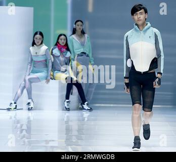 BEIJING, -- des modèles présentent des designs de vêtements de sport au 9e concours de conception d'équipement sportif chinois lors de la collection S/S de la semaine de la mode chinoise 2015 à Beijing, capitale de la Chine, le 28 octobre 2014. ) (lmm) CHINA-BEIJING-FASHION SHOW-SPORTING EQUIPMENT DESIGN CONTEST (CN) ChenxJianli PUBLICATIONxNOTxINxCHN Beijing Models présentent Sportswear Designs dans le 9e concours de conception d'équipement sportif en Chine lors de la Fashion week 2015 S S Collection à Beijing capitale de la Chine OCT 28 2014 lmm China Beijing Fashion Show Sporting Equipment Design Contest CN ChenxJianli PUBLICATIONxNOTxINxCHN Banque D'Images