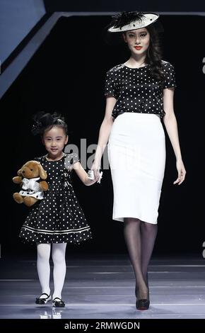 (141029) -- BEIJING, 29 octobre 2014 -- des mannequins présentent des créations conçues par Dong Wenmei lors de la China Fashion week à Beijing, capitale de la Chine, le 29 octobre 2014.) (lfj) CHINA-BEIJING-FASHION WEEK (CN) ChenxJianli PUBLICATIONxNOTxINxCHN Beijing OCT 29 2014 modèles présentent des créations conçues par Dong Wenmei pendant la semaine de la mode chinoise à Beijing capitale de la Chine OCT 29 2014 China Beijing Fashion week CN ChenxJianli PUBLICATIONxNOTxINxCHN Banque D'Images