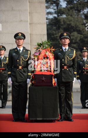 (141029) -- SHENYANG, le 29 octobre 2014 -- deux soldats accompagnent les restes d'un soldat de l'Armée des volontaires du peuple chinois (CPVA) décédé pendant la guerre de Corée (1950-1953) lors d'une cérémonie d'inhumation à Shenyang, capitale de la province du Liaoning du nord-est de la Chine, le 29 octobre 2014. Une cérémonie d'inhumation pour les restes de 437 soldats de la CPVA morts dans la guerre de Corée a eu lieu mercredi dans un cimetière martyr de guerre à Shenyang. Les restes des 437 martyrs de guerre avaient été conservés en Corée du Sud avant d'être renvoyés en Chine en mars dernier. (LMM) CÉRÉMONIE D'INHUMATION DES RESTES DES SOLDATS DE GUERRE SINO-CORÉENS (CN) PANXYULONG PUBLICA Banque D'Images