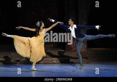 LA HAVANE, le 28 octobre 2014 -- des danseurs du Ballet national de Cuba (BNC, pour son acronyme en espagnol) se produisent lors de l ouverture du 24e Festival international de ballet de la Havane, au théâtre de la capitale Karl Marx, à la Havane, Cuba, le 28 octobre 2014. Le ballet d'ouverture était Shakespeare y sus mascaras (Shakespeare et ses masques), de la directrice de BNC Alicia Alonso, basé sur la tragédie de Shakespeare Roméo et Juliette. Le festival est dédié au dramaturge britannique William Shakespeare. (Dzl) CUBA-HAVANA-BALLET JOAQUINxHERNANDEZ PUBLICATIONxNOTxINxCHN Havana OCT 28 2014 danseurs de Cuba S Ballet National BNC pour elle Banque D'Images