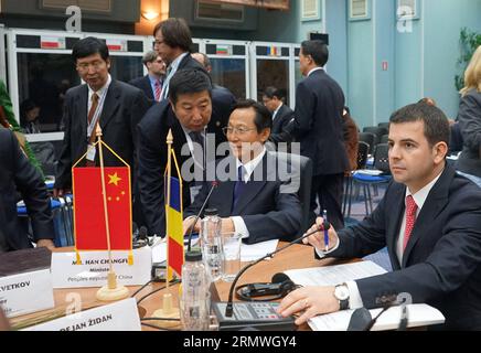 BUCAREST, le 29 octobre 2014 -- le vice-premier ministre roumain et ministre de l'Agriculture Daniel Constantin (1e R) et le ministre chinois de l'Agriculture Han Changfu (2e R) assistent à l'ouverture du 9e Forum Agro-commerce et de coopération économique entre la Chine et les pays d'Europe centrale et orientale, à Bucarest, capitale de la Roumanie, le 29 octobre 2014. La Roumanie, avec des partenaires de la Chine et de l'Europe centrale et orientale (CEE), veut finaliser la coopération dans l'agriculture pour créer un environnement favorable à des projets et des programmes communs, a déclaré le vice-Premier ministre et ministre de l'Agriculture Daniel Constantin Banque D'Images