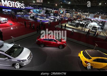 Les gens visitent le 28e salon international de l'automobile de Sao Paulo lors de sa journée des médias à Sao Paulo, Brésil, le 29 octobre 2014. L’exposition, la plus importante du genre en Amérique latine, se tiendra du 30 octobre au 9 novembre, avec plus de 750 000 visiteurs attendus, selon les organisateurs. Rahel Patrasso) (fnc) (ah) BRÉSIL-SAO PAULO-SALON DE L'AUTOMOBILE e RahelxPatrasso PUBLICATIONxNOTxINxCHN célébrités visitent le 28e salon international des moteurs de Sao Paulo SUR sa Journée des médias à Sao Paulo Brésil LE 29 2014 octobre l'exposition le plus IMPORTANT de son enfant en Amérique latine sera héros du 30 octobre au 9 novembre attendez Banque D'Images