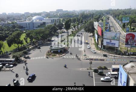 (141030) -- DHAKA, 30 octobre 2014 -- une photo prise le 30 octobre 2014 montre une scène de la ville lors de la grève de 72 heures à l'échelle du pays imposée par le parti islamiste bangladais Jamaat-e-Islami, qui exige la libération du chef de son parti à Dhaka, au Bangladesh. Le plus grand parti islamiste du Bangladesh a appelé à une grève de 72 heures dans tout le pays pour protester contre le verdict du tribunal qui a condamné son chef Matiur Rahman Nizami à la peine de mort pour crimes de guerre. BANGLADESH-DHAKA-PROTEST SharifulxIslam PUBLICATIONxNOTxINxCHN Dhaka OCT 30 2014 photo prise LE 30 2014 OCT montre une scène de la ville pendant la grève de 72 heures dans tout le pays Banque D'Images