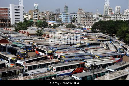 (141030) -- DHAKA, 30 octobre 2014 -- des centaines d'autobus stationnent dans une gare routière de longue durée pendant la grève de 72 heures menée dans tout le pays par le parti islamiste bangladais Jamaat-e-Islami, qui exige la libération du chef de son parti à Dhaka, Bangladesh, le 30 octobre 2014. Le plus grand parti islamiste du Bangladesh a appelé à une grève de 72 heures dans tout le pays pour protester contre le verdict du tribunal qui a condamné son chef Matiur Rahman Nizami à la peine de mort pour crimes de guerre. BANGLADESH-DHAKA-PROTEST SharifulxIslam PUBLICATIONxNOTxINxCHN Dhaka OCT 30 2014 des centaines de bus stationnent À une gare routière de long voyage pendant le Countrywide 72 Hou Banque D'Images