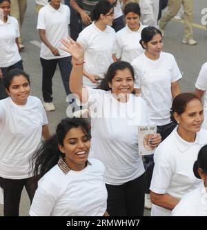 (141031) -- NEW DELHI, le 31 octobre 2014 -- des personnes participent au programme Run for Unity à l'occasion de l'anniversaire de naissance de Sardar Vallabhbhai Patel, l'un des pères fondateurs de la République indienne, à New Delhi, Inde, le 31 octobre 2014.) INDE-NEW DELHI-RUN FOR UNITY ParthaxSarkar PUBLICATIONxNOTxINxCHN New Delhi OCT 31 2014 célébrités participent au programme Run for Unity À l'occasion de l'anniversaire de naissance de Sardar Patel l'un des Pères fondateurs de la République indienne à New Delhi Inde OCT 31 2014 Inde New Delhi Run for Unity ParthaxSarkar PUBLICATIONxNOTxINxCHN Banque D'Images