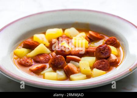 soupe de goulash à la saucisse avec pommes de terre Banque D'Images