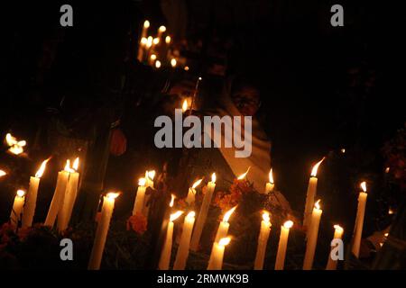 (141103) -- OAXACA, 3 novembre 2014 -- Une femme est assise devant une tombe, dans le cadre de la célébration du jour des morts, dans le cimetière situé dans la municipalité de Santa Maria Atzompa, Oaxaca, Mexique, le 1 novembre 2014. Max Nunez) (da) MEXIQUE-OAXACA-SOCIÉTÉ-JOUR DES MORTS e MAXxNUNEZ PUBLICATIONxNOTxINxCHN Oaxaca 3 2014 novembre une femme est assise devant un tombeau dans le contexte de la célébration du jour des morts dans le cimetière situé dans la municipalité de Santa Mary Atzompa Oaxaca Mexique LE 1 2014 novembre Max Nunez Mexique Société Oaxaca Journée des morts e PUBLICATIONxNOTxINxCHN Banque D'Images