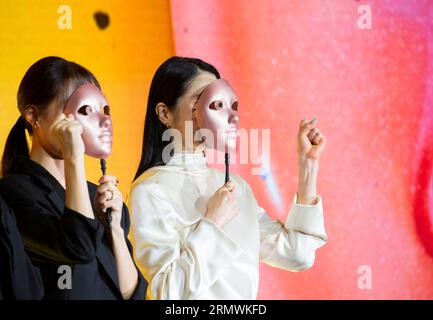 Lee Han-Byeol et Go Hyun-Jung, 16 août 2023 : les acteurs Lee Han-Byeol (L) et Go Hyun-Jung posent pour les photographes lors d'une conférence de presse pour la série originale de Netflix, Mask Girl, à Séoul, en Corée du Sud. La série de thrillers dark crime est basée sur un webtoon populaire publié entre 2015 et 2018. Crédit : Lee Jae-won/AFLO/Alamy Live News Banque D'Images