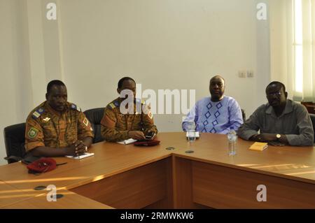 (141103) -- OUAGADOUGOU, 2 novembre 2014 -- Isaac Zida (1e L) rencontre le chef de l'opposition Zephirin Diabre (2e R) et d'autres dirigeants de l'opposition à Ouagadougou, capitale du Burkina Faso, le 2 novembre 2014. Le haut officier militaire du Burkina Faso, Isaac Zida, qui commandait la garde présidentielle samedi, a annoncé qu il avait pris le pouvoir en tant que chef de l Etat pendant la période intérimaire. (Zhf) BURKINA FASO-OUAGADOUGOU-POLITICS RemixZoeringre PUBLICATIONxNOTxINxCHN Ouagadougou nov 2 2014 Isaac Zida 1st l rencontre le chef de l'opposition 2nd r et d'autres chefs de l'opposition à Ouagadougou capitale du Burkina Faso Banque D'Images