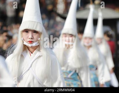 (141103) -- TOKYO, 3 novembre 2014 -- des danseurs interprètent Shirasagi no mai, ou la danse du héron blanc, au temple Sensoji à Tokyo, Japon, le 3 novembre 2014.) JAPAN-TOKYO-DANCE Stringer PUBLICATIONxNOTxINxCHN Tokyo novembre 3 2014 les danseurs interprètent No May or the White Heron Dance AU Temple Sensoji à Tokyo Japon novembre 3 2014 Japon Tokyo Dance Stringer PUBLICATIONxNOTxINxCHN Banque D'Images