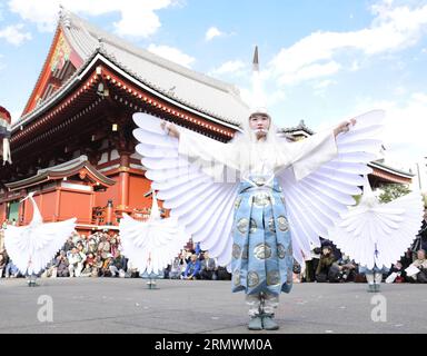 (141103) -- TOKYO, 3 novembre 2014 -- des danseurs interprètent Shirasagi no mai, ou la danse du héron blanc, au temple Sensoji à Tokyo, Japon, le 3 novembre 2014.) JAPAN-TOKYO-DANCE Stringer PUBLICATIONxNOTxINxCHN Tokyo novembre 3 2014 les danseurs interprètent No May or the White Heron Dance AU Temple Sensoji à Tokyo Japon novembre 3 2014 Japon Tokyo Dance Stringer PUBLICATIONxNOTxINxCHN Banque D'Images