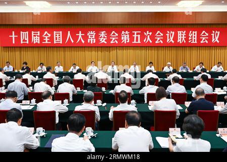 Pékin, Chine. 30 août 2023. Zhao Leji, président du Comité permanent du Congrès national populaire, préside une réunion conjointe pour délibérer et s'enquérir d'un rapport sur le travail visant à assurer la sécurité alimentaire nationale et prononce un discours à Beijing, capitale de la Chine, le 30 août 2023. Crédit : Zhang Ling/Xinhua/Alamy Live News Banque D'Images