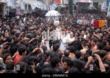 (141103) -- LAHORE, 3 novembre 2014 -- des musulmans chiites pakistanais en deuil assistent à une procession religieuse le 9e jour du mois islamique sacré de Muharram dans le nord-ouest du Pakistan Peshawar le 3 novembre 2014. Mouharram, le premier mois du calendrier islamique, est l'un des quatre mois sacrés de l'année où les combats sont interdits. PAKISTAN-LAHORE-MUHARRAM-PROCESSION Sajjjad PUBLICATIONxNOTxINxCHN Lahore Nov 3 2014 Muharram musulman chiite pakistanais Morne assister à une procession religieuse LE 9e jour du mois islamique Saint de Muharram dans le nord-ouest du Pakistan S Peshawar le 3 2014 novembre Muharram le Premier Mo Banque D'Images