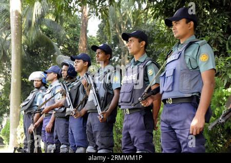 (141103) -- DHAKA, le 3 novembre 2014 -- la police monte la garde sur une route lors d'une grève de 72 heures à l'échelle du pays menée par le plus grand parti islamiste bangladais, Jamaat-e-Islami, exigeant la libération du chef de son parti à Dhaka, Bangladesh, le 3 novembre 2014. La semaine dernière, Jamaat a appelé au hartal de 72 heures pour jeudi (30 octobre), dimanche (2 novembre) et lundi (3 novembre) après que le Tribunal des crimes internationaux-1 ait prononcé la peine de mort à son chef Motiur Rahman Nizami. )(bxq) BANGLADESH-DHAKA-STRIKE SharifulxIslam PUBLICATIONxNOTxINxCHN Dhaka novembre 3 2014 police debout garde SUR une route pendant un 72 Hou du pays Banque D'Images