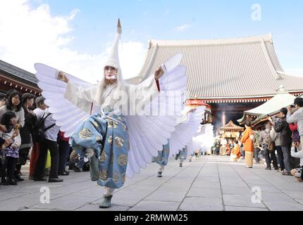 (141103) -- TOKYO, 3 novembre 2014 -- des danseurs interprètent Shirasagi no mai, ou la danse du héron blanc, au temple Sensoji à Tokyo, Japon, le 3 novembre 2014.) JAPAN-TOKYO-DANCE Stringer PUBLICATIONxNOTxINxCHN Tokyo novembre 3 2014 les danseurs interprètent No May or the White Heron Dance AU Temple Sensoji à Tokyo Japon novembre 3 2014 Japon Tokyo Dance Stringer PUBLICATIONxNOTxINxCHN Banque D'Images