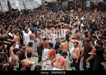 (141103) -- LAHORE, 3 novembre 2014 -- les musulmans chiites pakistanais se sont flagellés lors d'une procession religieuse le 9e jour du mois islamique sacré de Muharram dans le nord-ouest du Pakistan Peshawar le 3 novembre 2014. Mouharram, le premier mois du calendrier islamique, est l'un des quatre mois sacrés de l'année où les combats sont interdits. PAKISTAN-LAHORE-MUHARRAM-PROCESSION Sajjjad PUBLICATIONxNOTxINxCHN Lahore nov 3 2014 les musulmans chiites pakistanais se flagellent lors d'une procession religieuse LE 9e jour du mois islamique Saint de Muharram dans le nord-ouest du Pakistan S Peshawar ON Banque D'Images