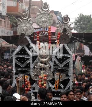 (141103) -- LAHORE, 3 novembre 2014 -- des musulmans chiites pakistanais en deuil assistent à une procession religieuse le 9e jour du mois islamique sacré de Muharram dans le nord-ouest du Pakistan Peshawar le 3 novembre 2014. Mouharram, le premier mois du calendrier islamique, est l'un des quatre mois sacrés de l'année où les combats sont interdits. PAKISTAN-LAHORE-MUHARRAM-PROCESSION Sajjjad PUBLICATIONxNOTxINxCHN Lahore Nov 3 2014 Muharram musulman chiite pakistanais Morne assister à une procession religieuse LE 9e jour du mois islamique Saint de Muharram dans le nord-ouest du Pakistan S Peshawar le 3 2014 novembre Muharram le Premier Mo Banque D'Images