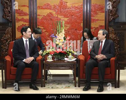 (141103) -- BEIJING, 3 novembre 2014 -- le vice-premier ministre chinois Ma Kai (à droite, devant) rencontre Lee Jae-yong, vice-président de Samsung Electronics à Beijing, capitale de la Chine, le 3 novembre 2014.) (Yxb) CHINA-BEIJING-ma KAI-SAMSUNG-LEE JAE-YONG-MEETING(CN) PangxXinglei PUBLICATIONxNOTxINXCHN Beijing novembre 3 2014 le vice-premier ministre chinois ma Kai r Front rencontre Lee Jae Yong Vice-président de Samsung Electronics à Beijing capitale de la Chine novembre 3 2014 Chine Beijing ma Kai Samsung Lee Jae Yong Meeting CN PangxATXinglei PUTxINXINXINXINTxIONXINXINXINXINTxIONG Banque D'Images